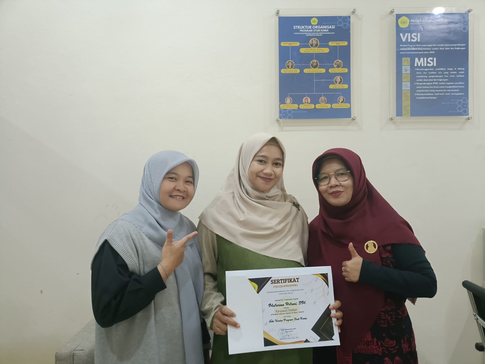 Mufariza Arfiani, SM, Tenaga Kependidikan PS. Kimia FMIPA Universitas Pakuan Raih Penghargaan Karyawan Teladan Tahun 2024